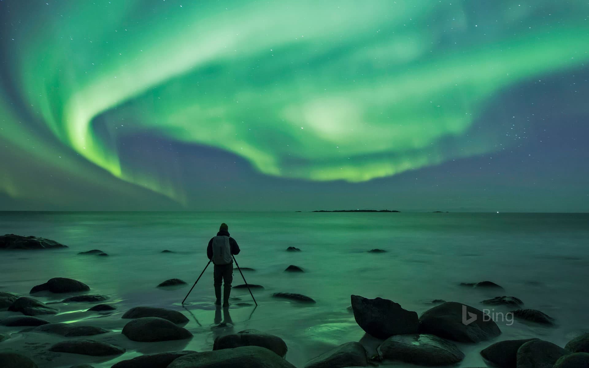 Bing Wallpaper: Photographing the aurora borealis at Uttakleiv Beach, Norway