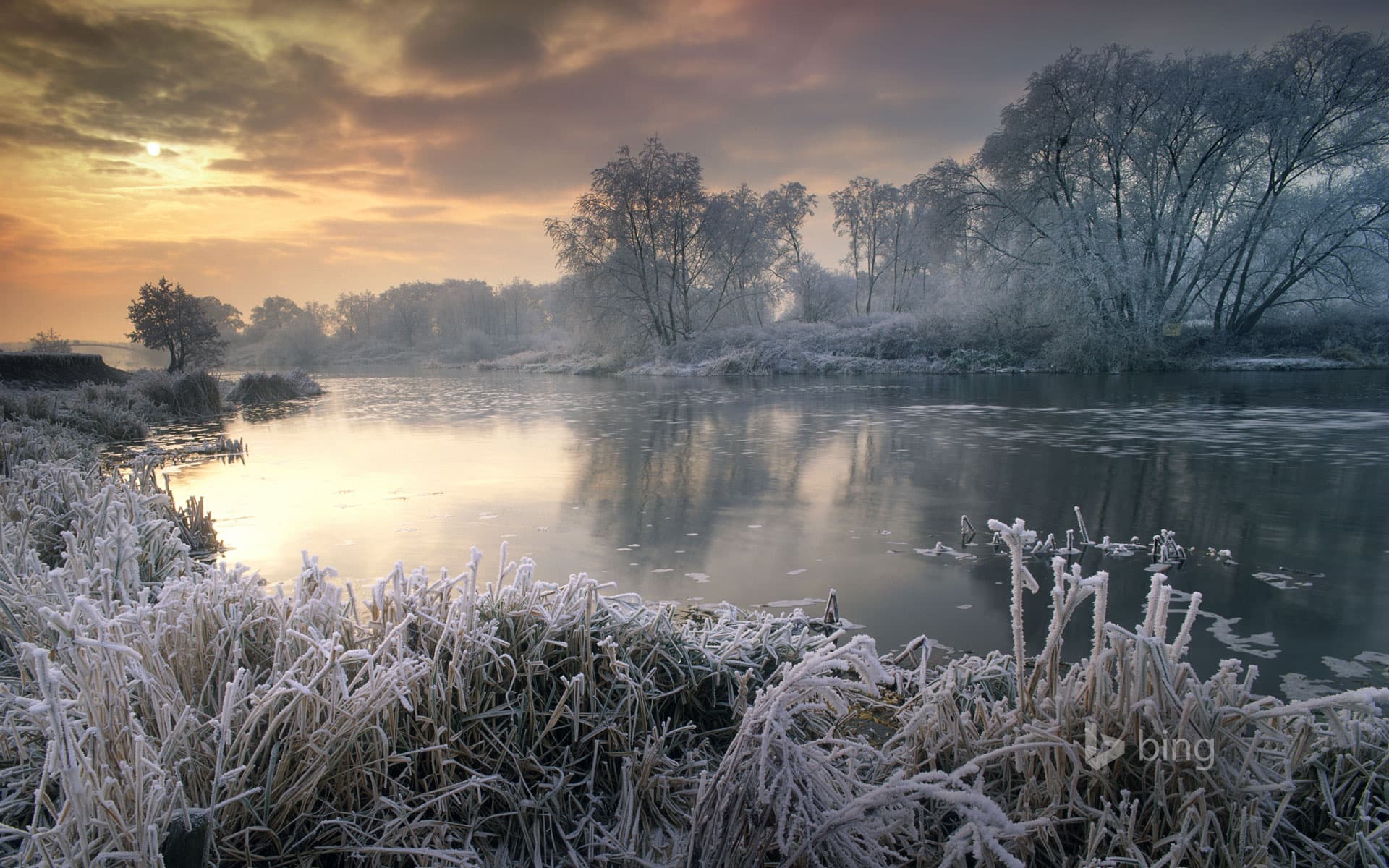Bing Wallpaper: River Avon in winter, Worcestershire, England