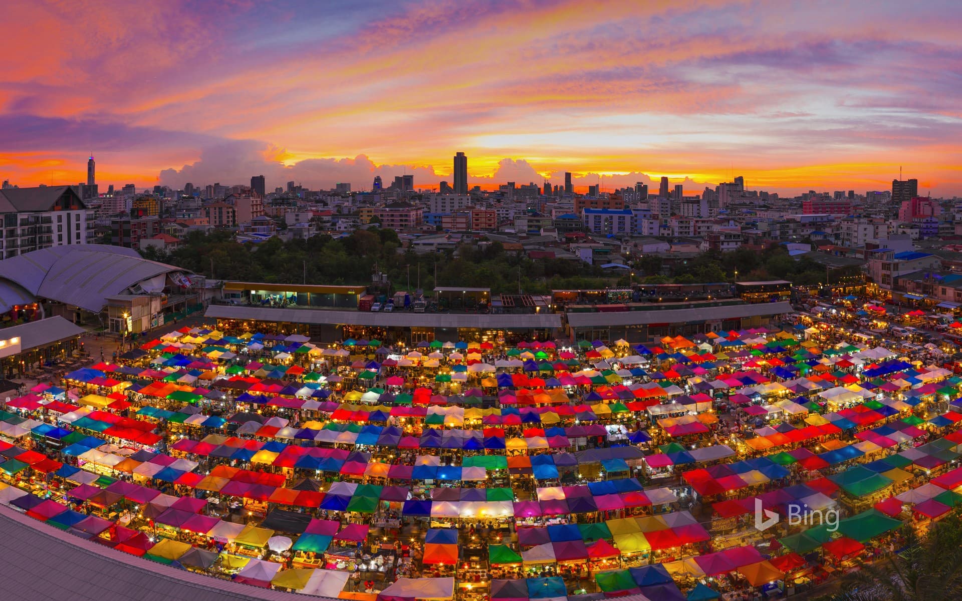 Bing Wallpaper: Train Night Market in Ratchada, Bangkok, Thailand