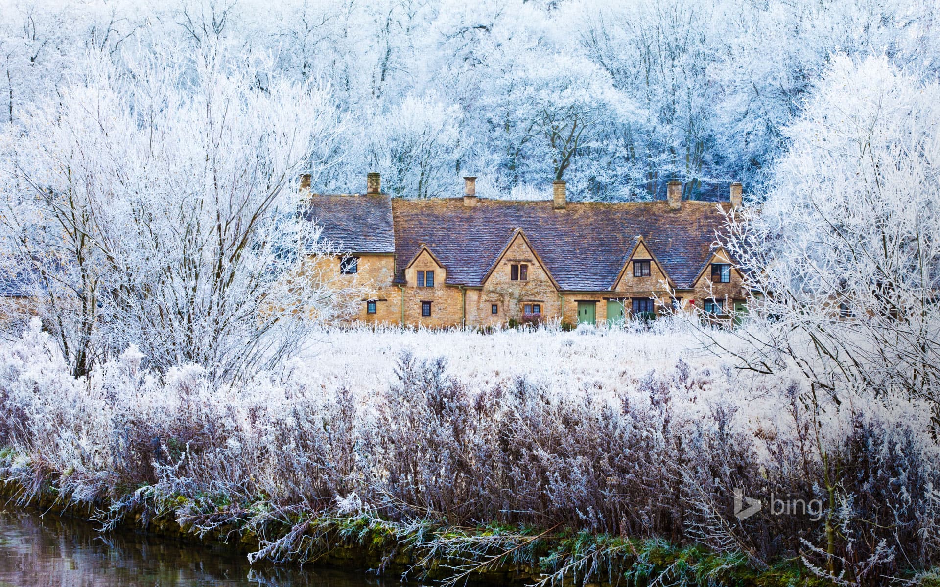 Bing Wallpaper: Houses beside the River Coln in Bibury, Gloucestershire