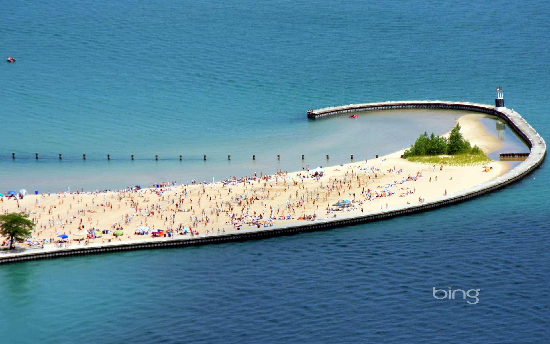 Bing Wallpaper: North Avenue Beach on Lake Michigan, Chicago