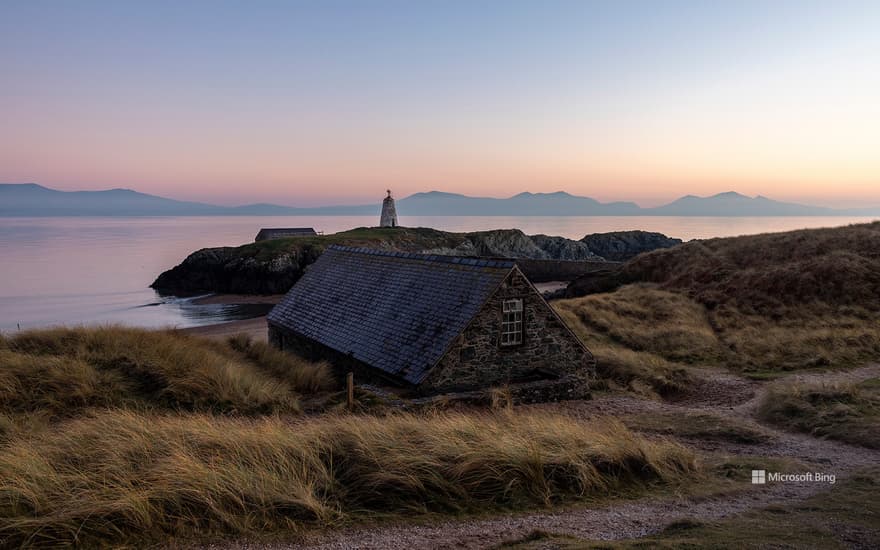 Cottage and Tŵr Mawr lighthouse, Ynys Llanddwyn, Wales