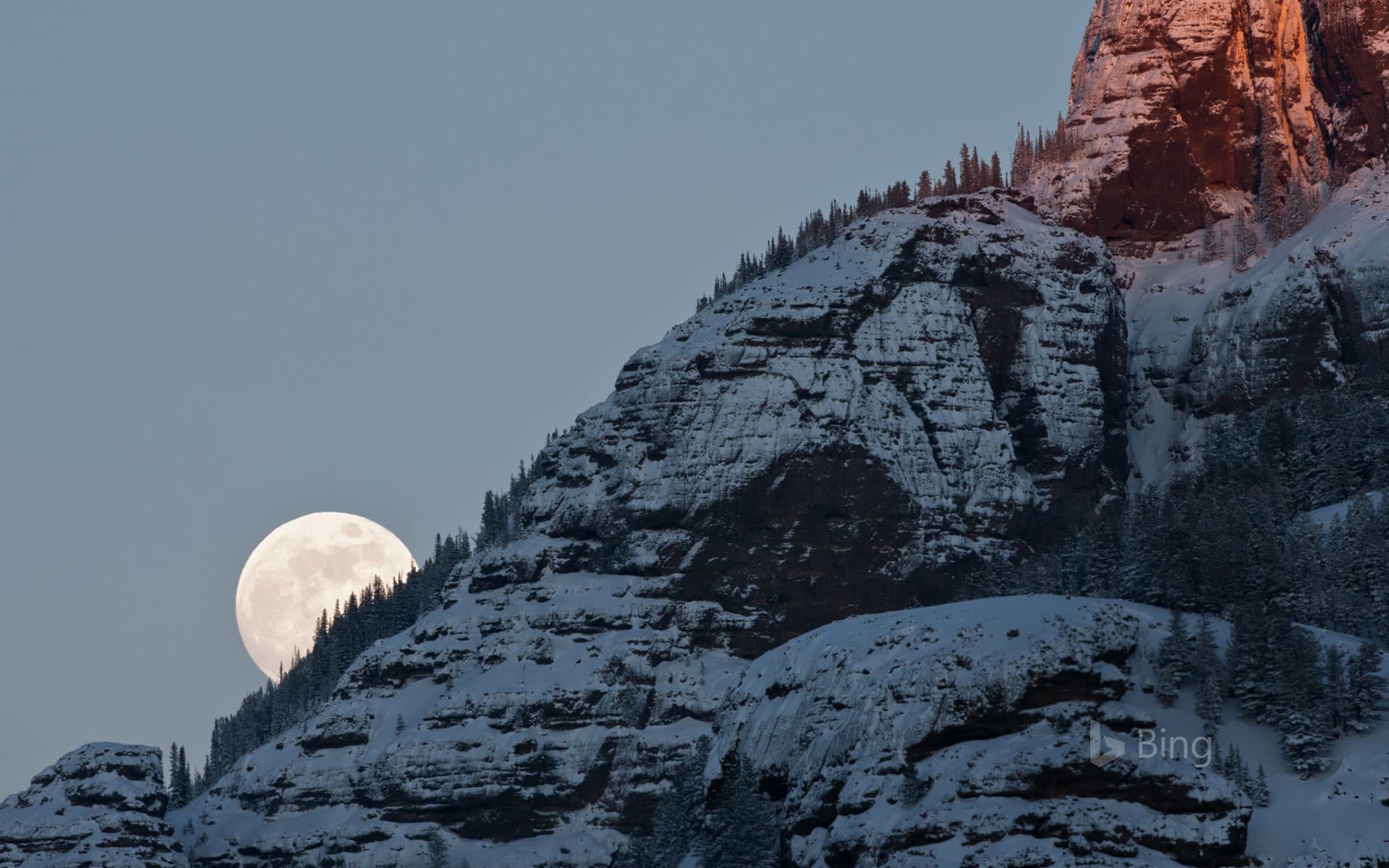 Bing Wallpaper: Moonrise over Yellowstone National Park