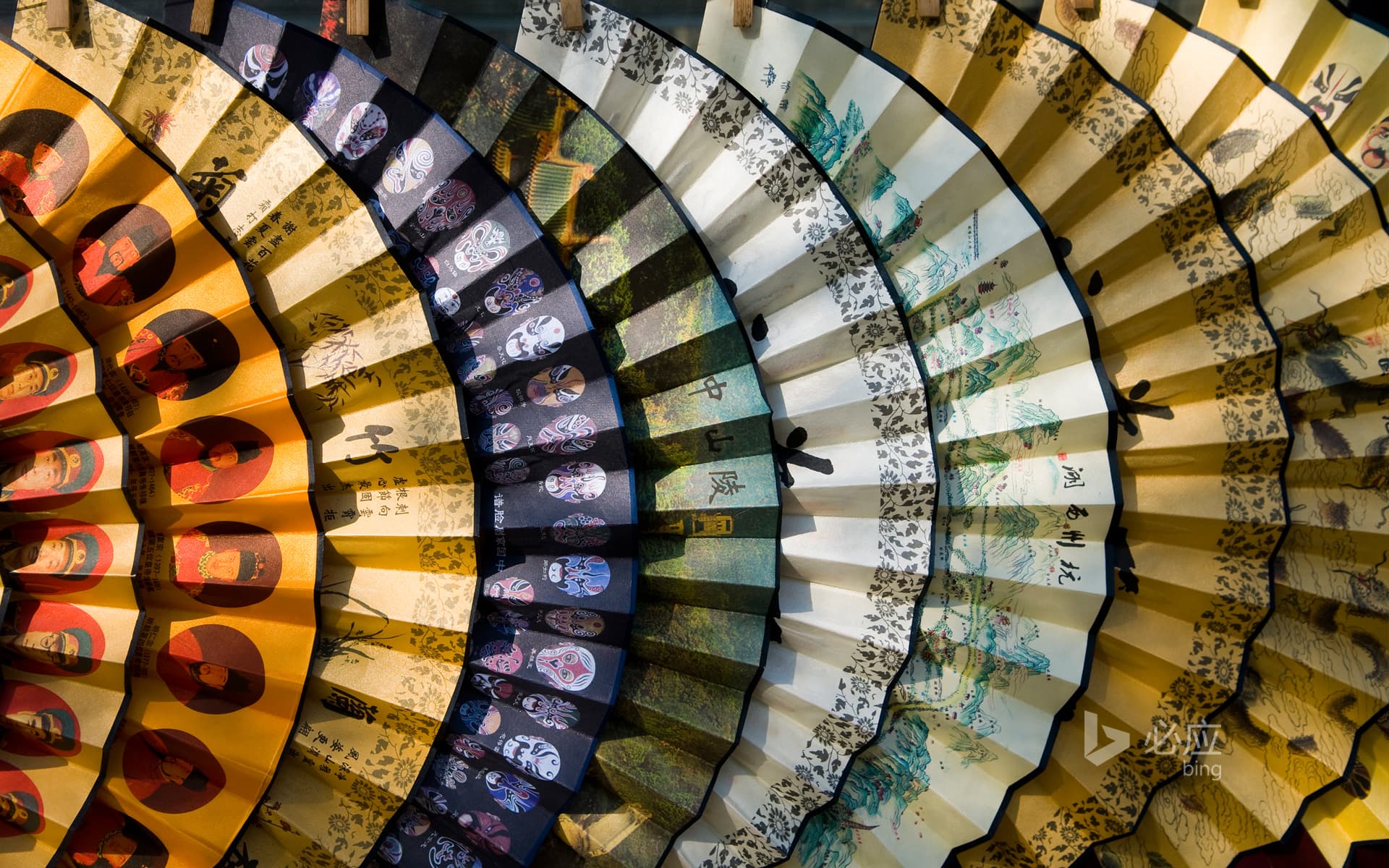 Bing Wallpaper: Traditional Chinese fans sold in souvenir shop