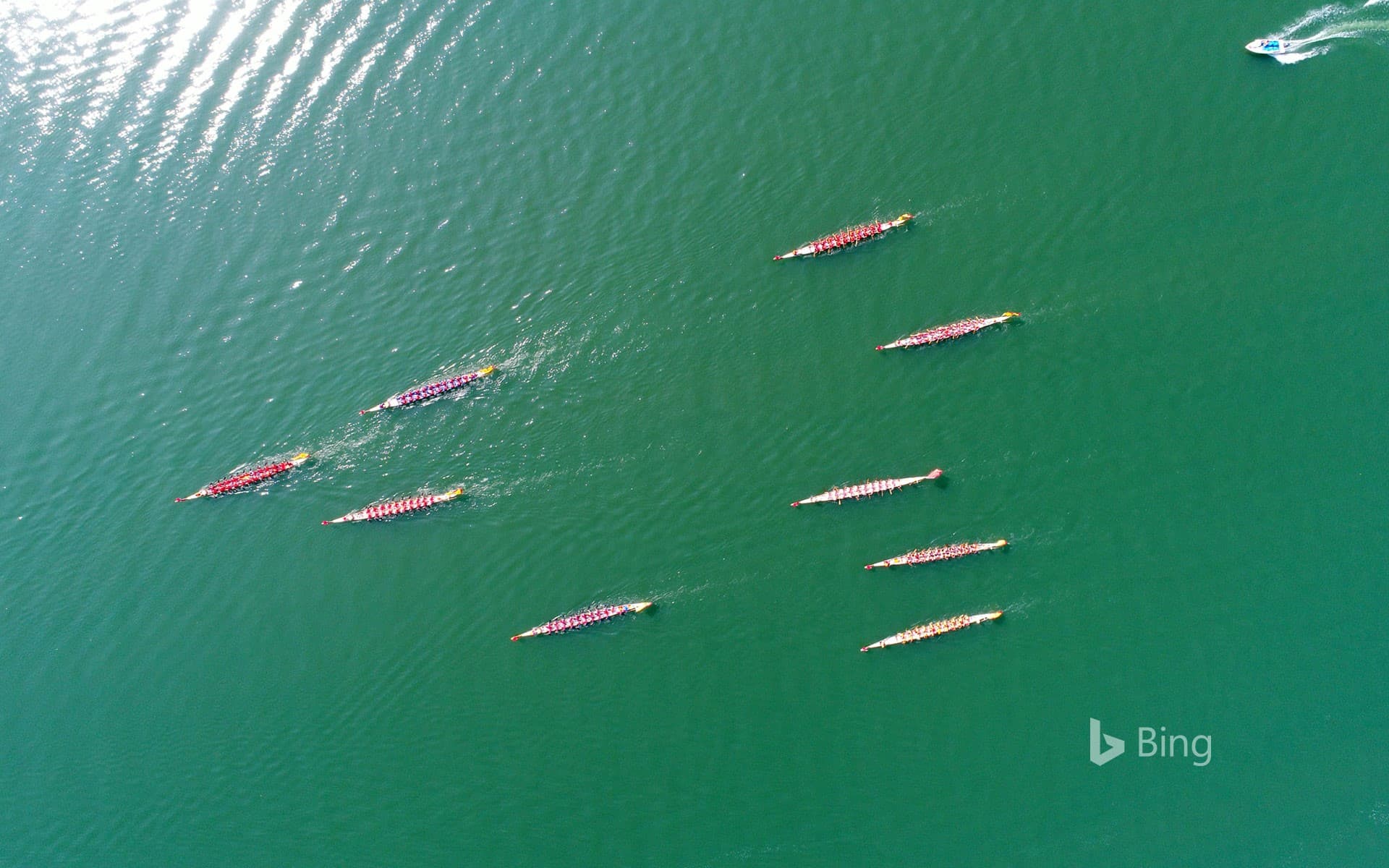 Bing Wallpaper: [Today's Dragon Boat Festival] 12 dragon boats participating in the Xiangyang Dragon Boat Race, Xiangyang City, Hubei Province, China