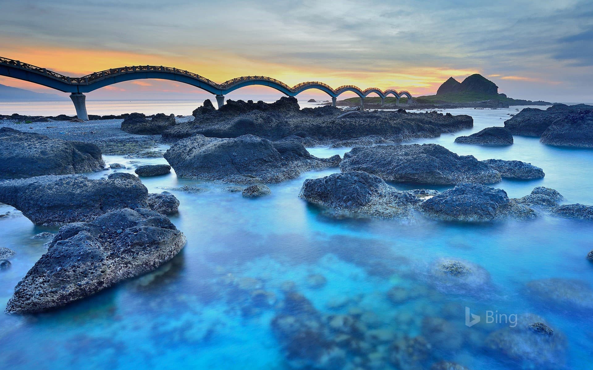 Bing Wallpaper: Sanxiantai dragon bridge in Taitung, Taiwan