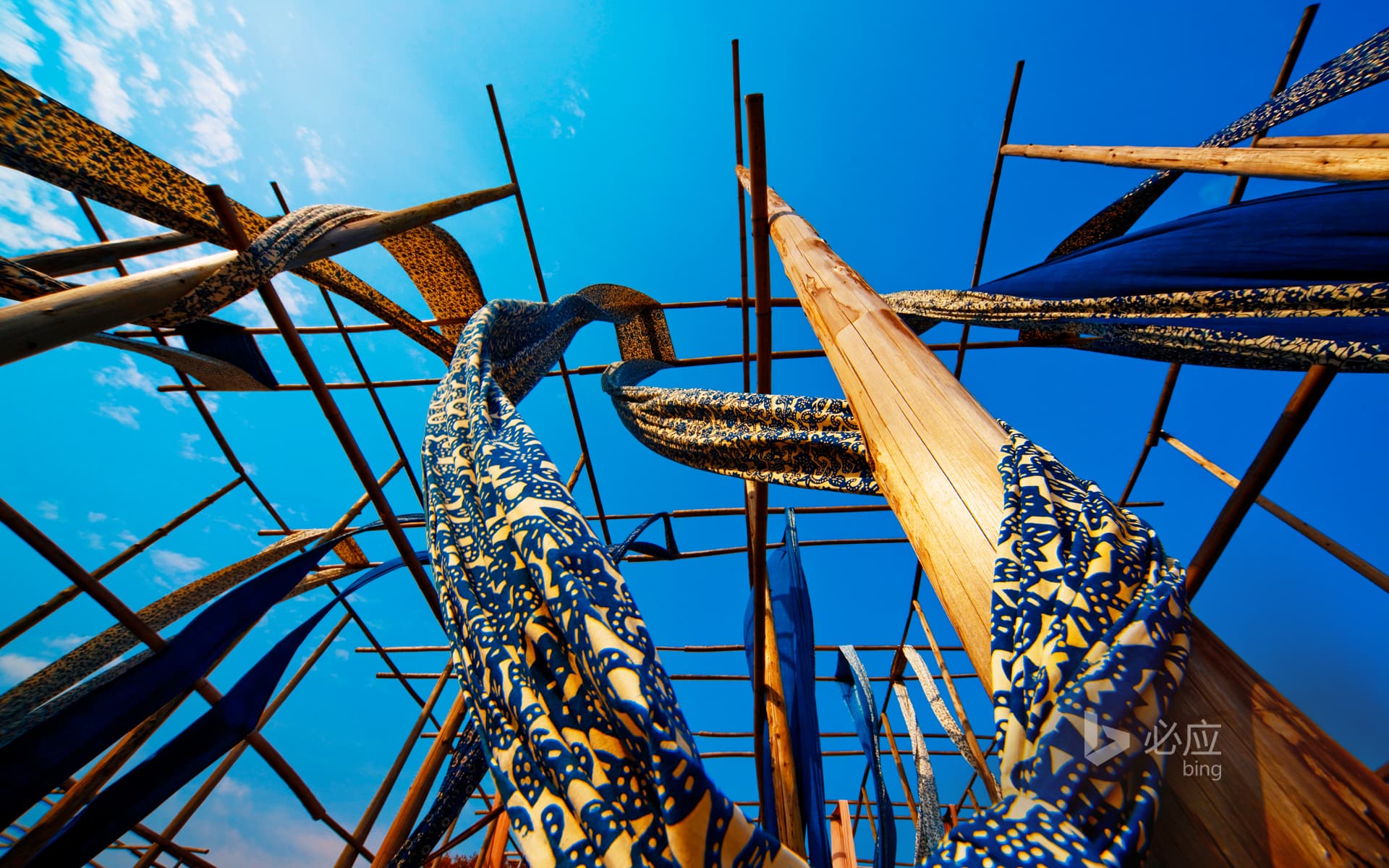 Bing Wallpaper: Wuzhen, Tongxiang, Zhejiang, drying dyed silk