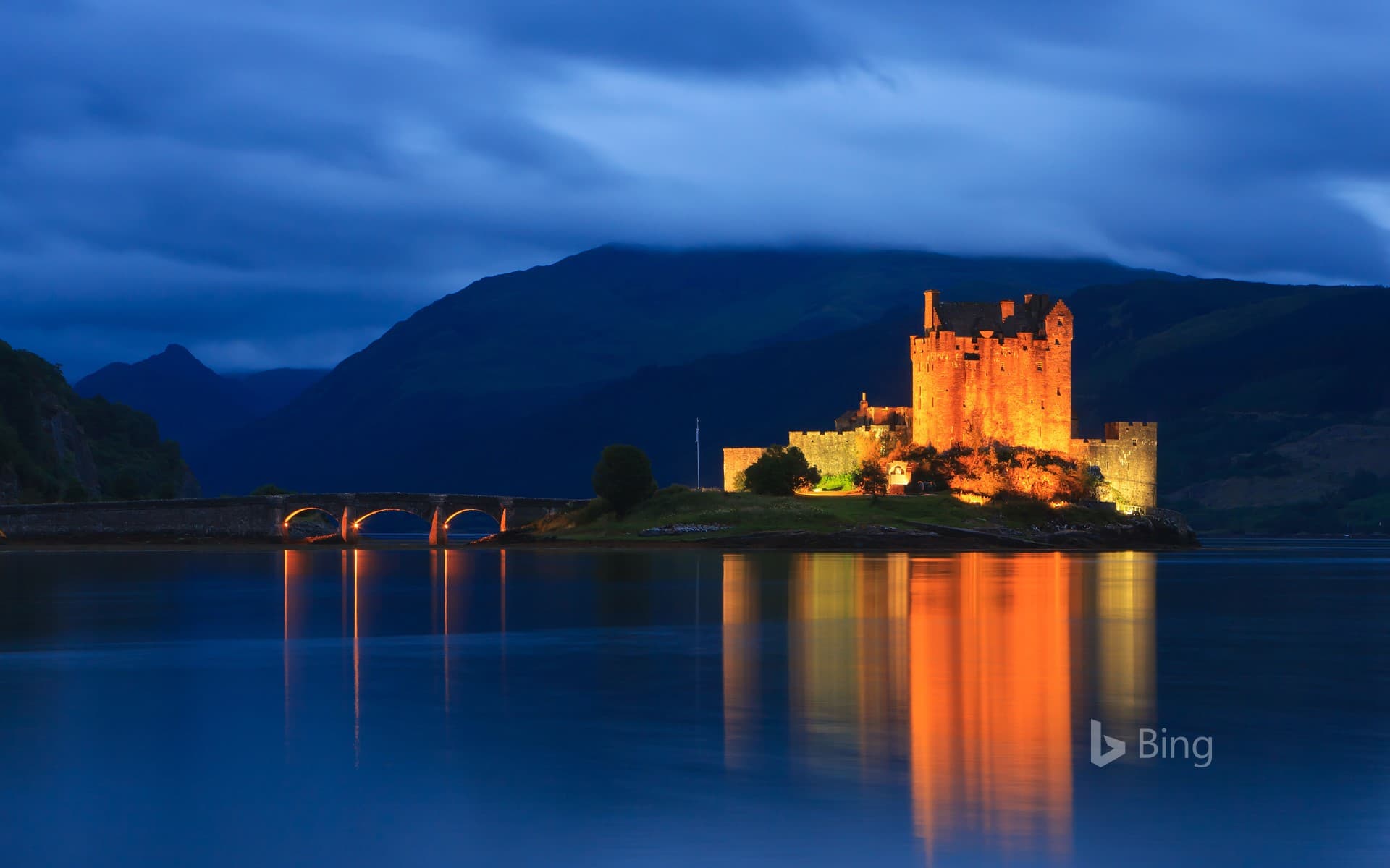 Bing Wallpaper: Eilean Donan Castle at the blue hour after sunset, Scotland