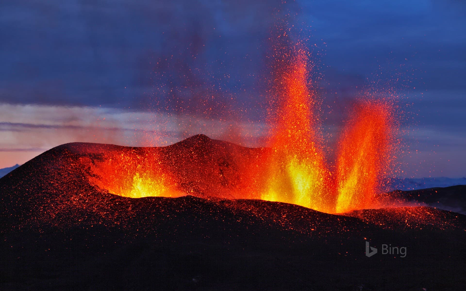 Bing Wallpaper: The eruption of Eyjafjallajökull at Fimmvörðuháls Pass in Iceland