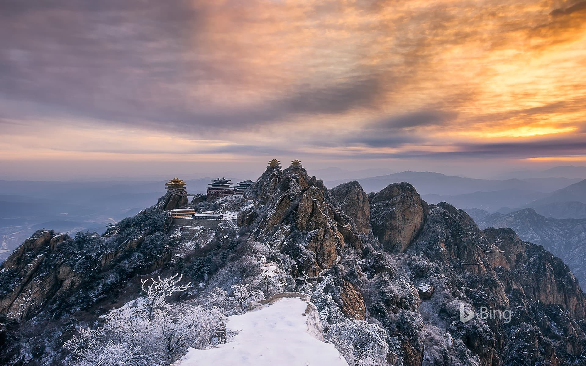 Bing Wallpaper: [Xiaoxue today] Sunset view of the temple on the top of Laojun Mountain, Luoyang, Henan Province, China