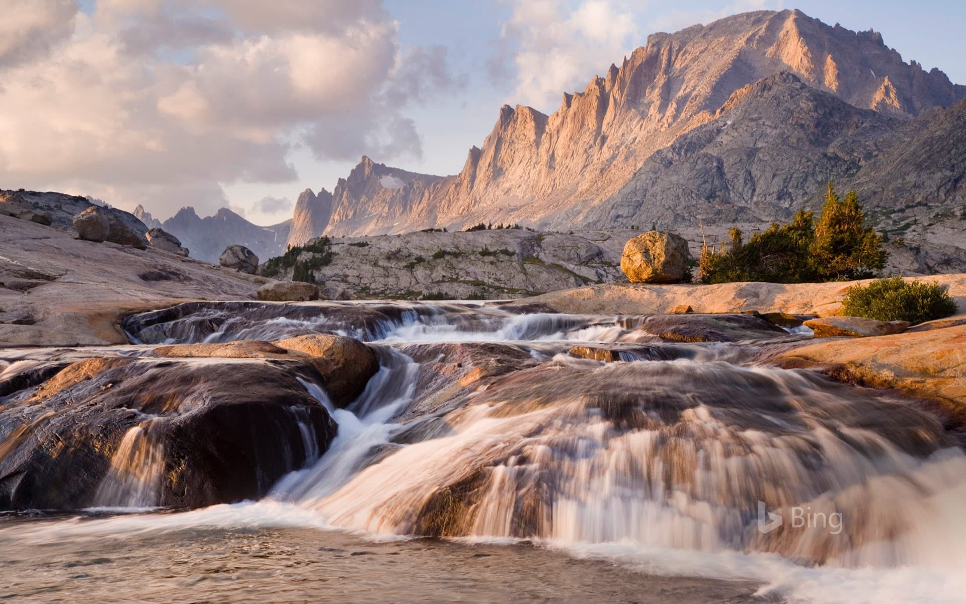 Bing Wallpaper: View of Fremont Peak in the Bridger Wilderness of Bridger-Teton National Forest, Wyoming