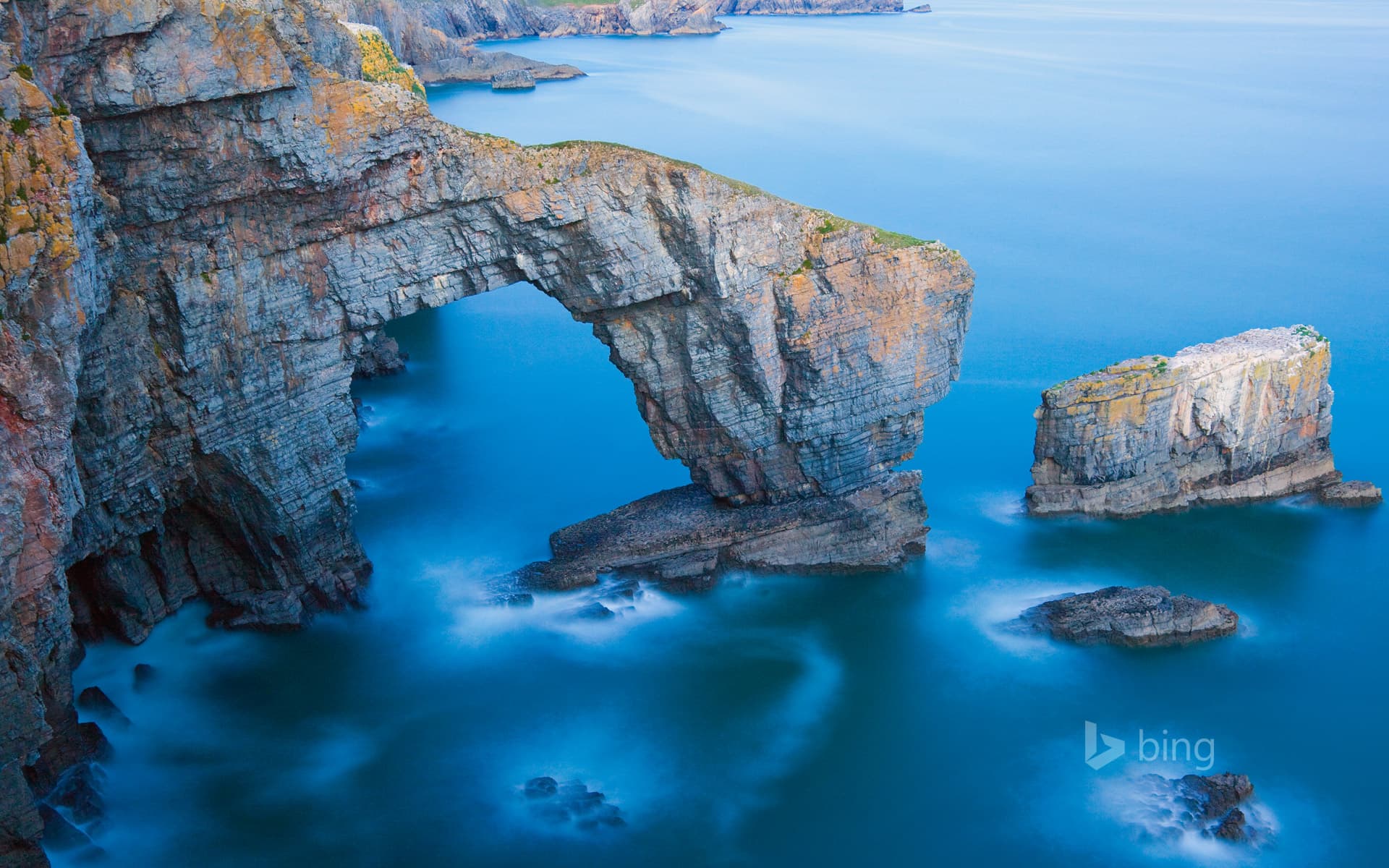 Bing Wallpaper: Green Bridge of Wales in Pembrokeshire Coast National Park, Wales