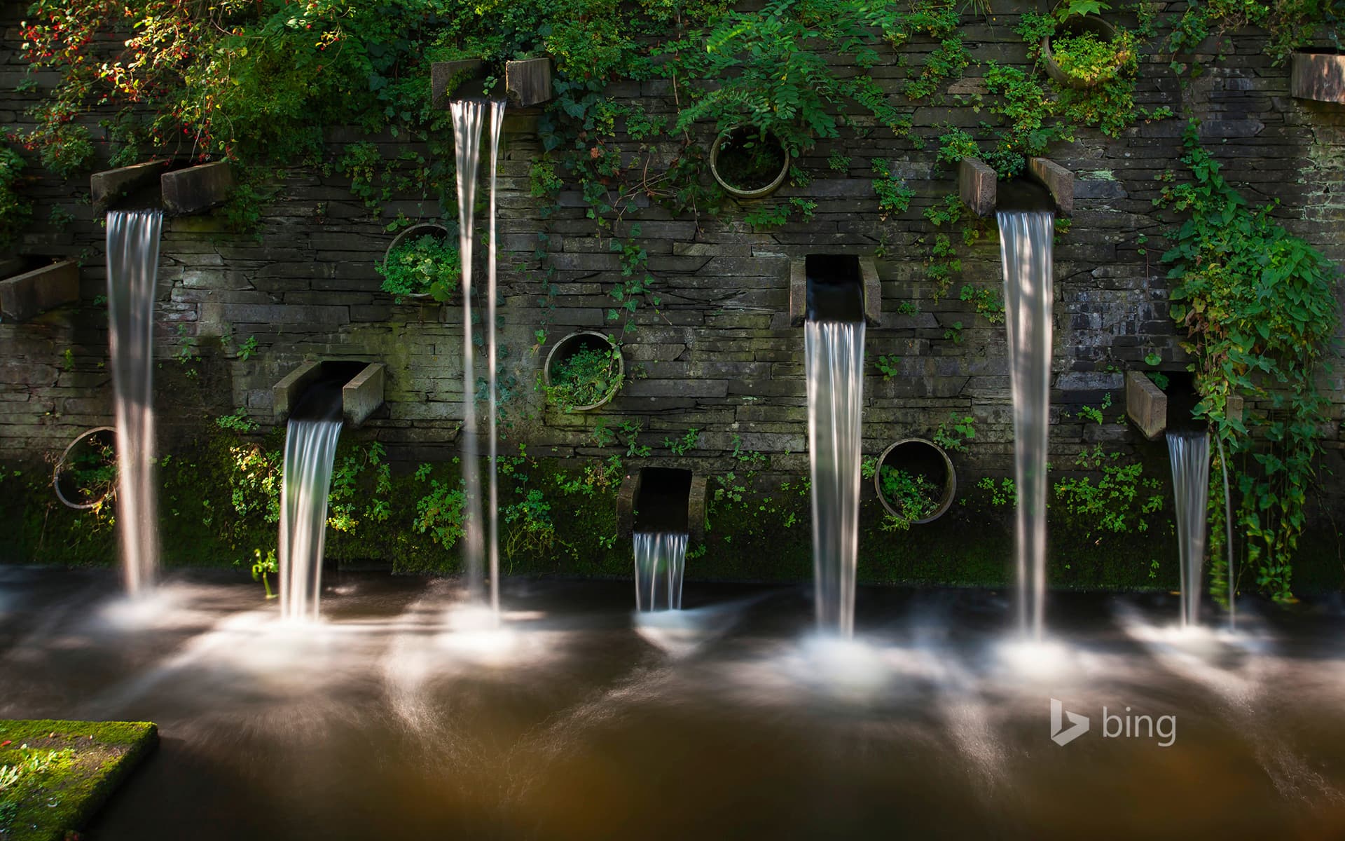 Bing Wallpaper: Fountains in the park Planten un Blomen, Hamburg, Germany