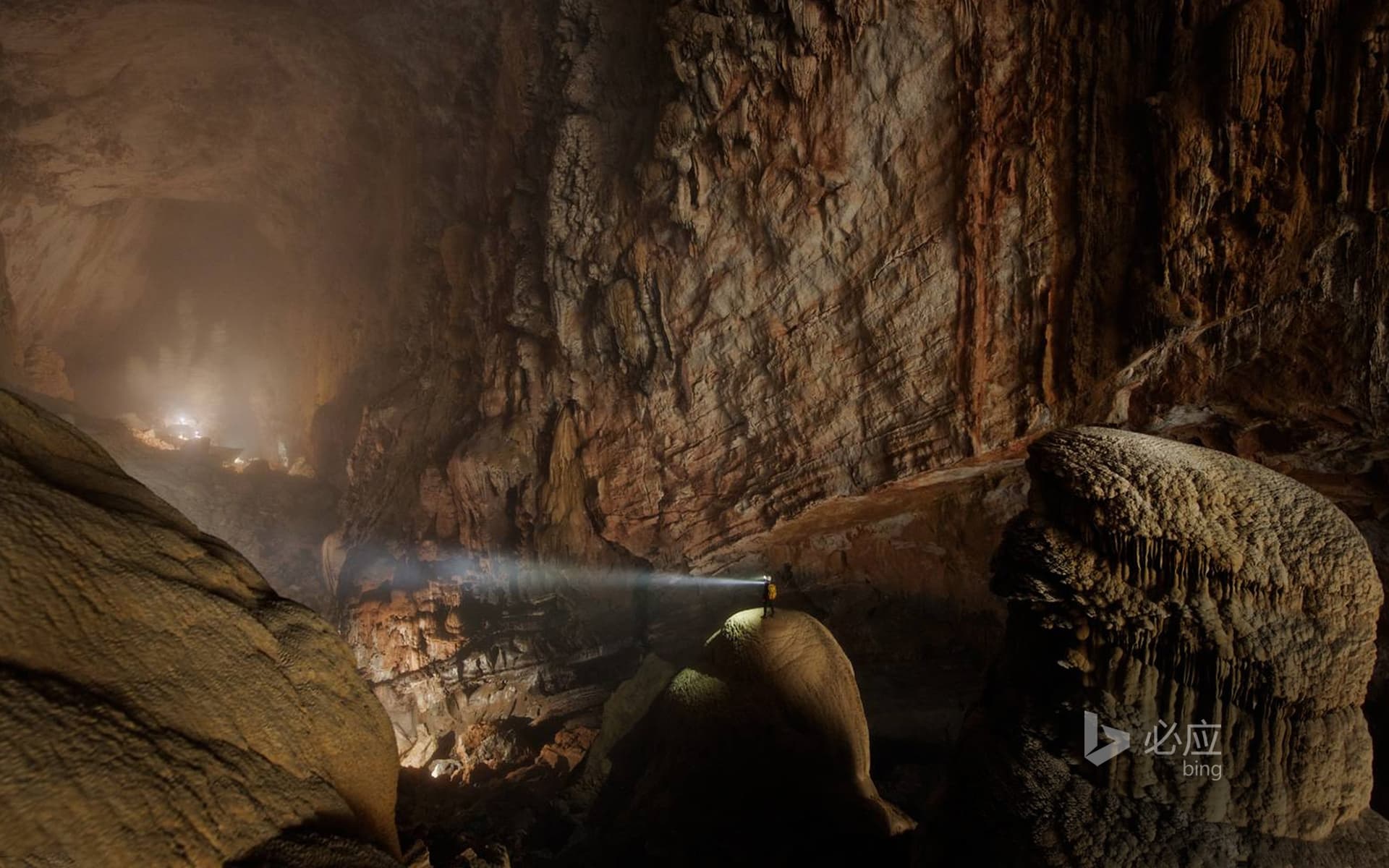 Bing Wallpaper: [Teacher's Day: Solitary Search, Bravely Go Forward] Han Song-dong, Phong Nga Bang National Park, Vietnam