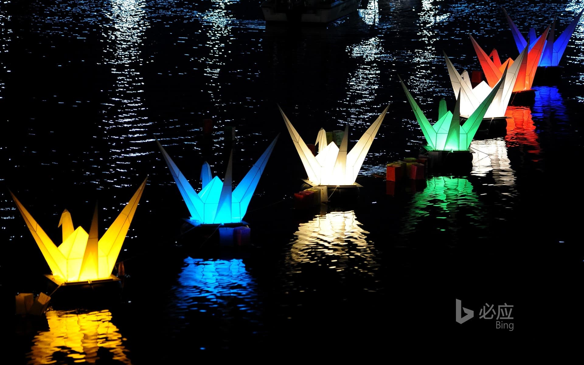 Bing Wallpaper: "Folding Crane Lantern" Hiroshima, Motoyasugawa