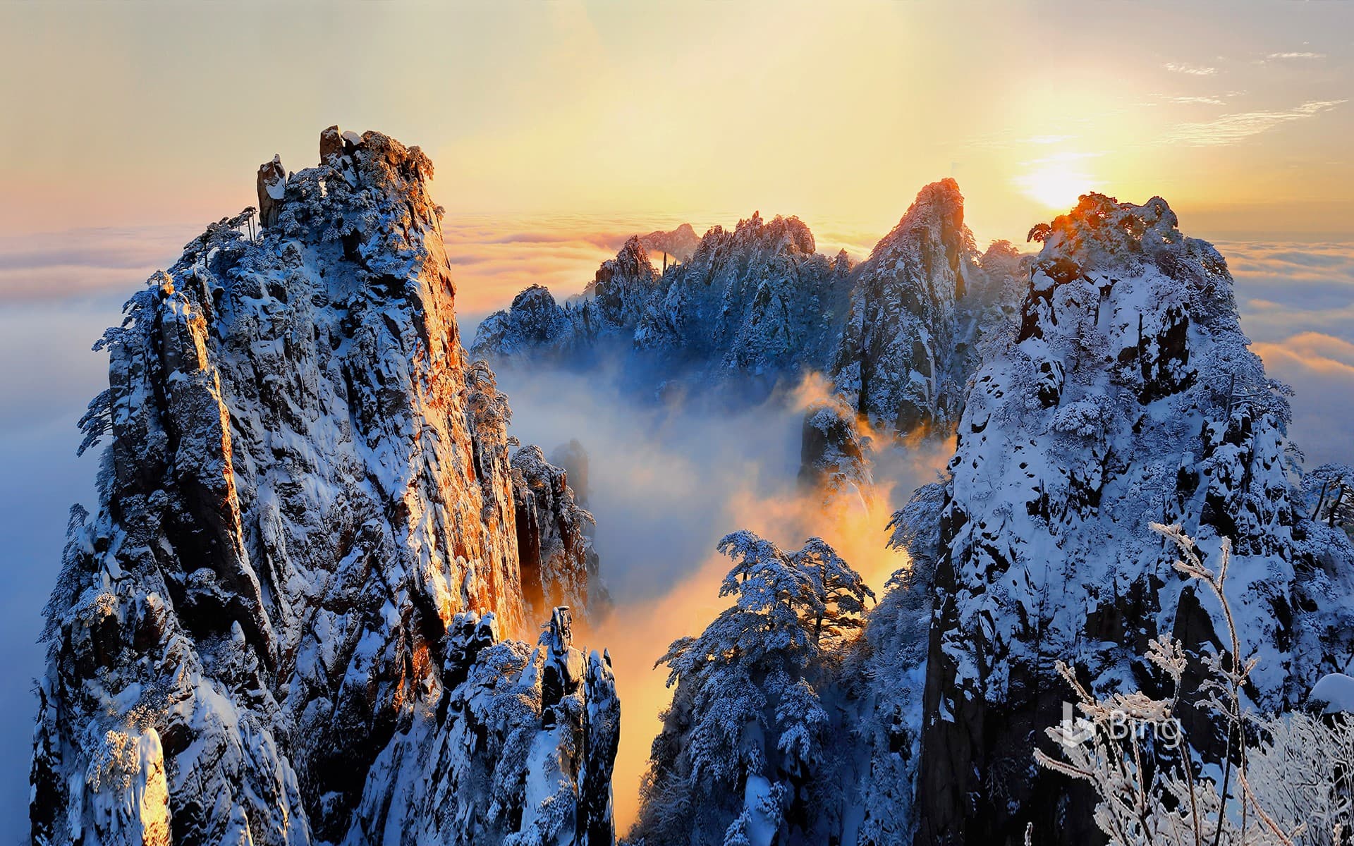 Bing Wallpaper: [Heavy Snow Today] Huangshan Scenic Area, Anhui Province