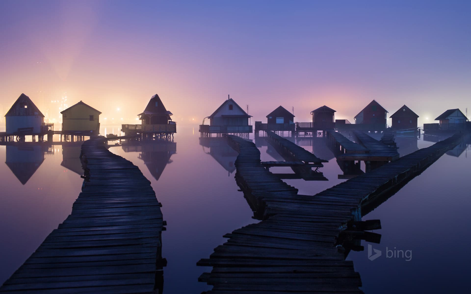 Bing Wallpaper: Houseboats on Bokodi-Hutoto Lake near Oroszlány, Hungary