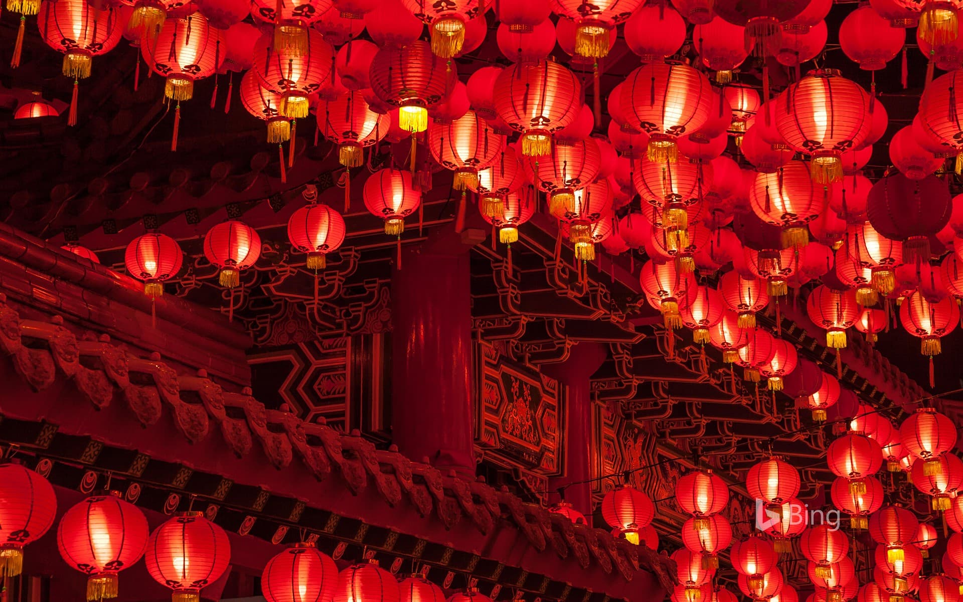 Bing Wallpaper: [Today's Lantern Festival] Red lanterns hanging at the Tin Hau Temple in Leshengling, Kuala Lumpur, Malaysia