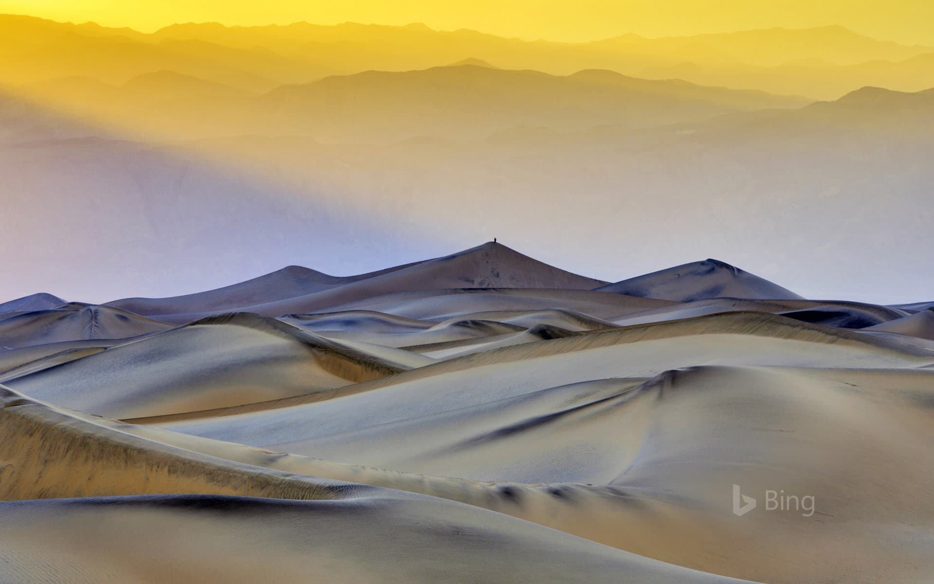 Bing Wallpaper: Mesquite Flat Sand Dunes in Death Valley National Park, California