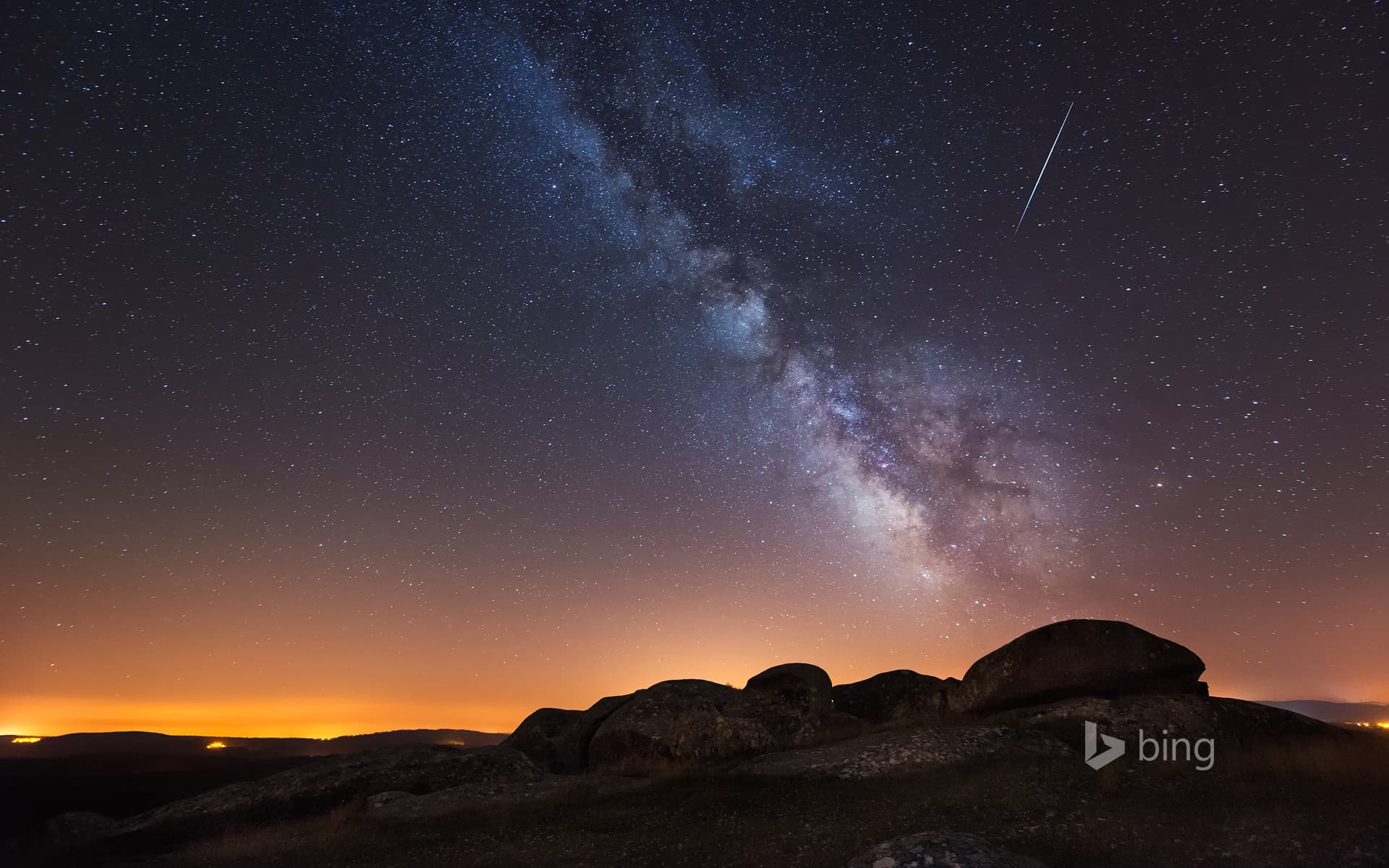 Bing Wallpaper: A view of the Milky Way from La Coruña, Spain