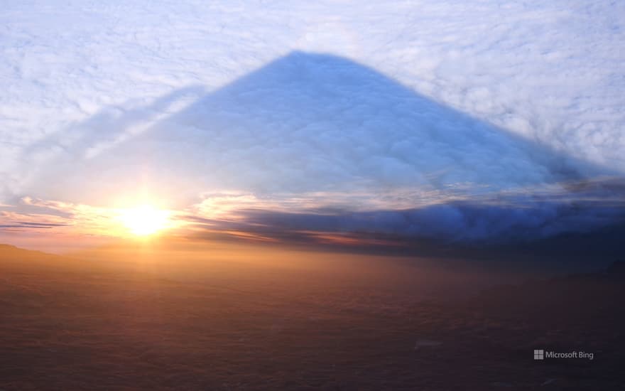 "Shadow Fuji reflected in the sea of clouds" Narusawa Village, Minamitsuru District, Yamanashi Prefecture