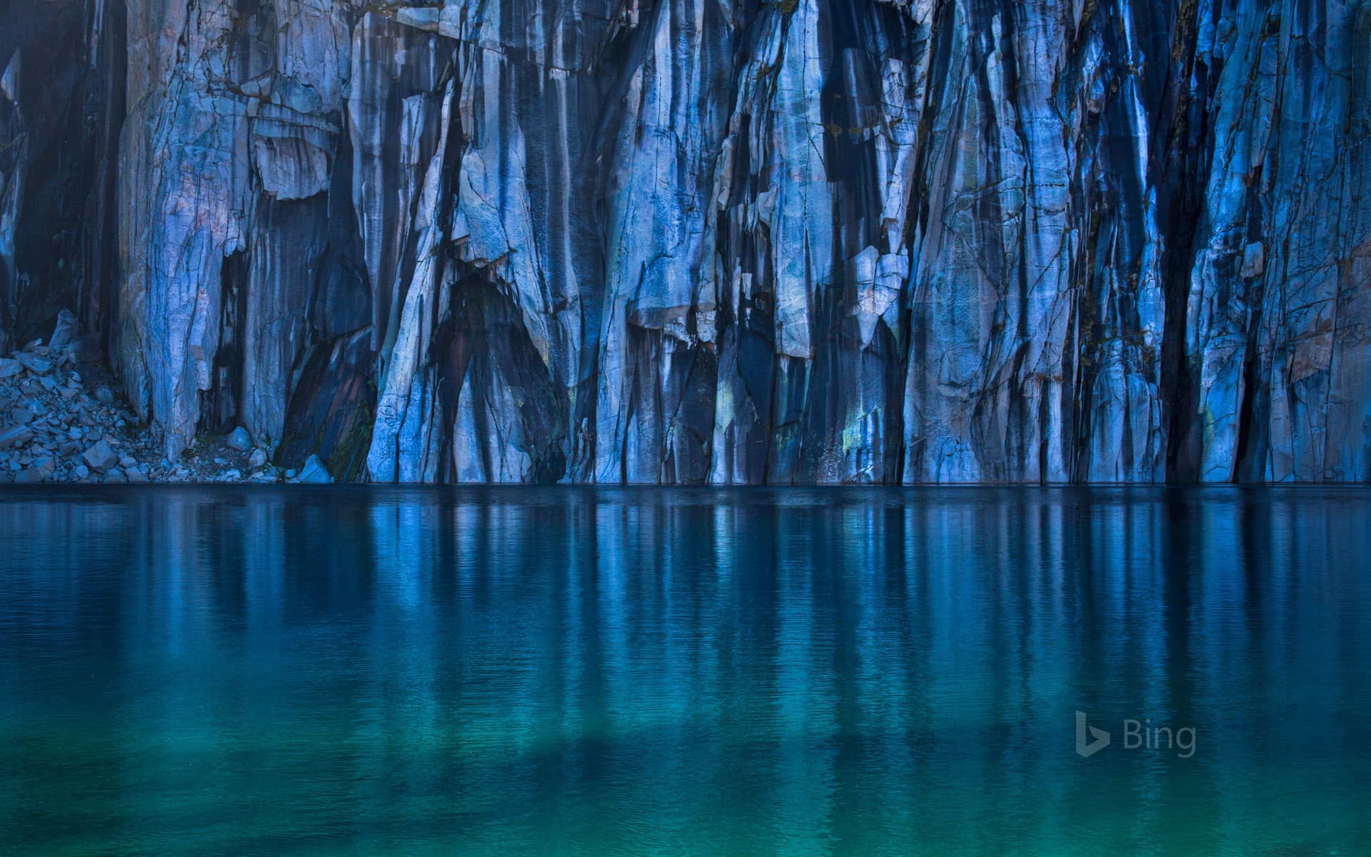 Bing Wallpaper: Precipice Lake in Sequoia National Park, California, USA