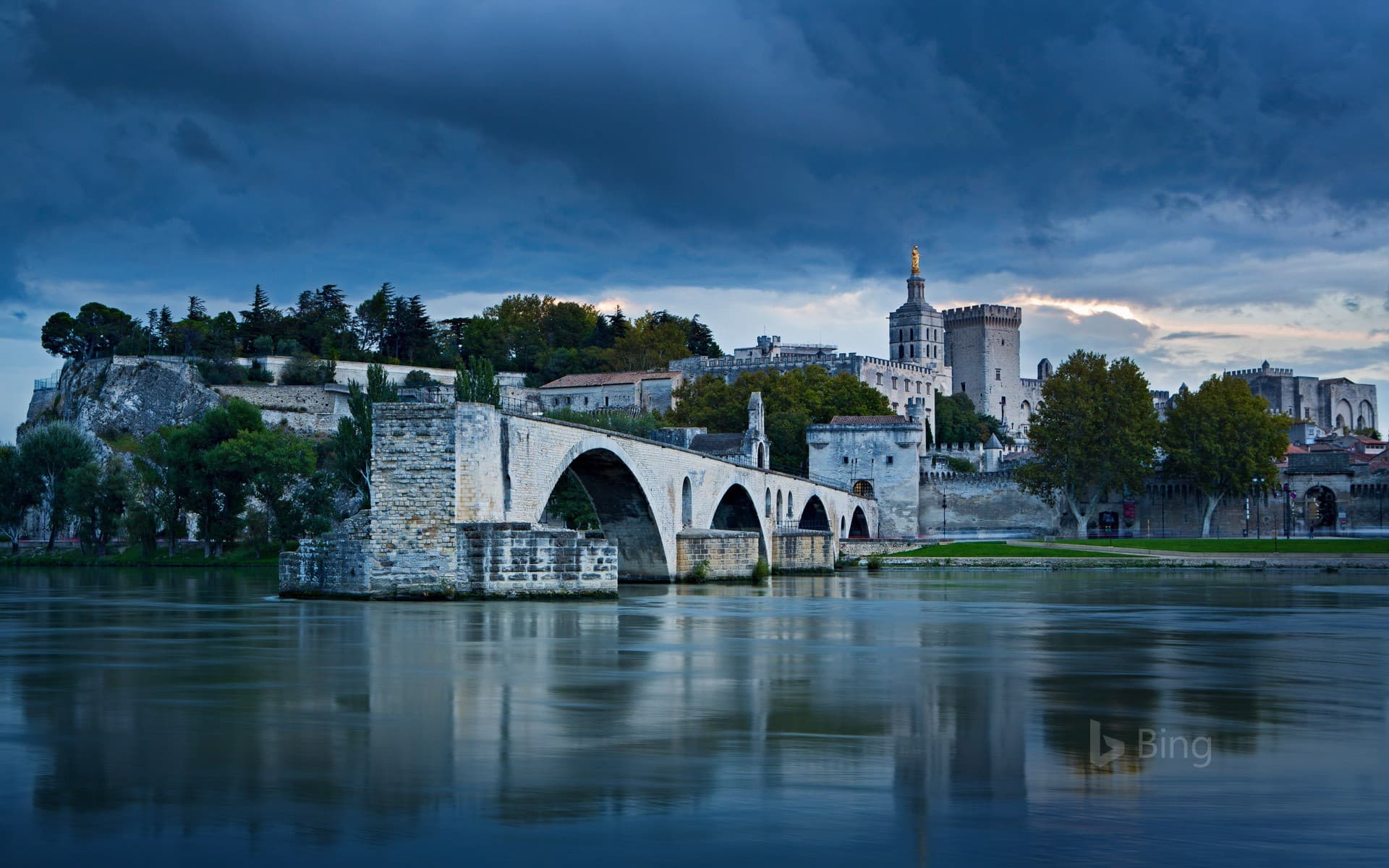 Bing Wallpaper: Pont Saint-Bénézet and Rhône at dusk, Avignon, France