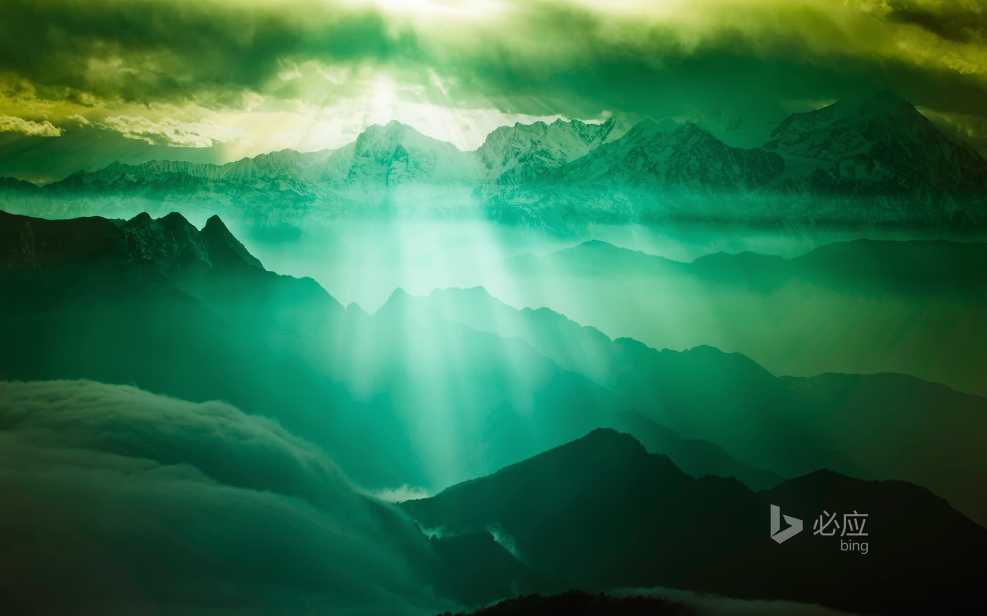 Bing Wallpaper: The sea of clouds, climbing the 3600 meters of Niubeishan when the sun goes down, shooting Gongga Mountain
