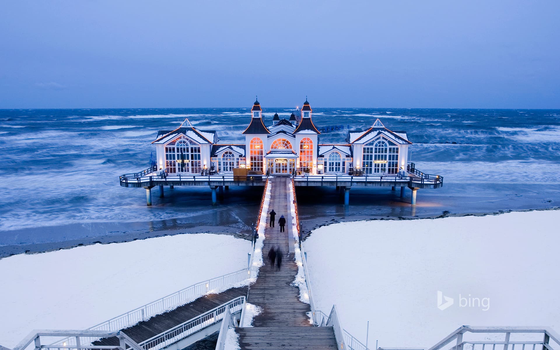 Bing Wallpaper: Sellin Pier in winter, Ruegen Island, Mecklenburg-Western Pomerania, Germany