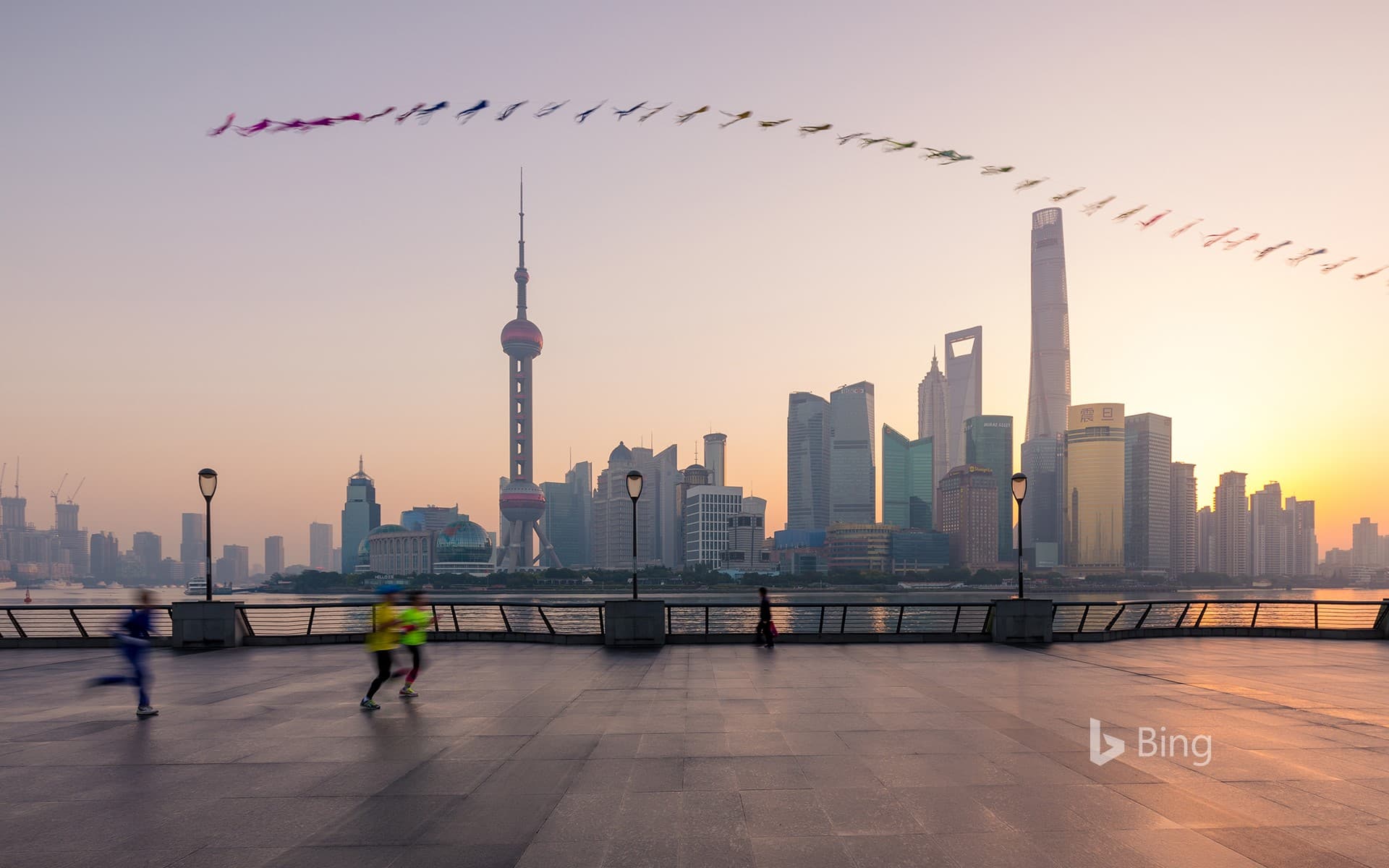 Bing Wallpaper: [Autumn Equinox Today] A kite in the morning in the morning, Shanghai, China