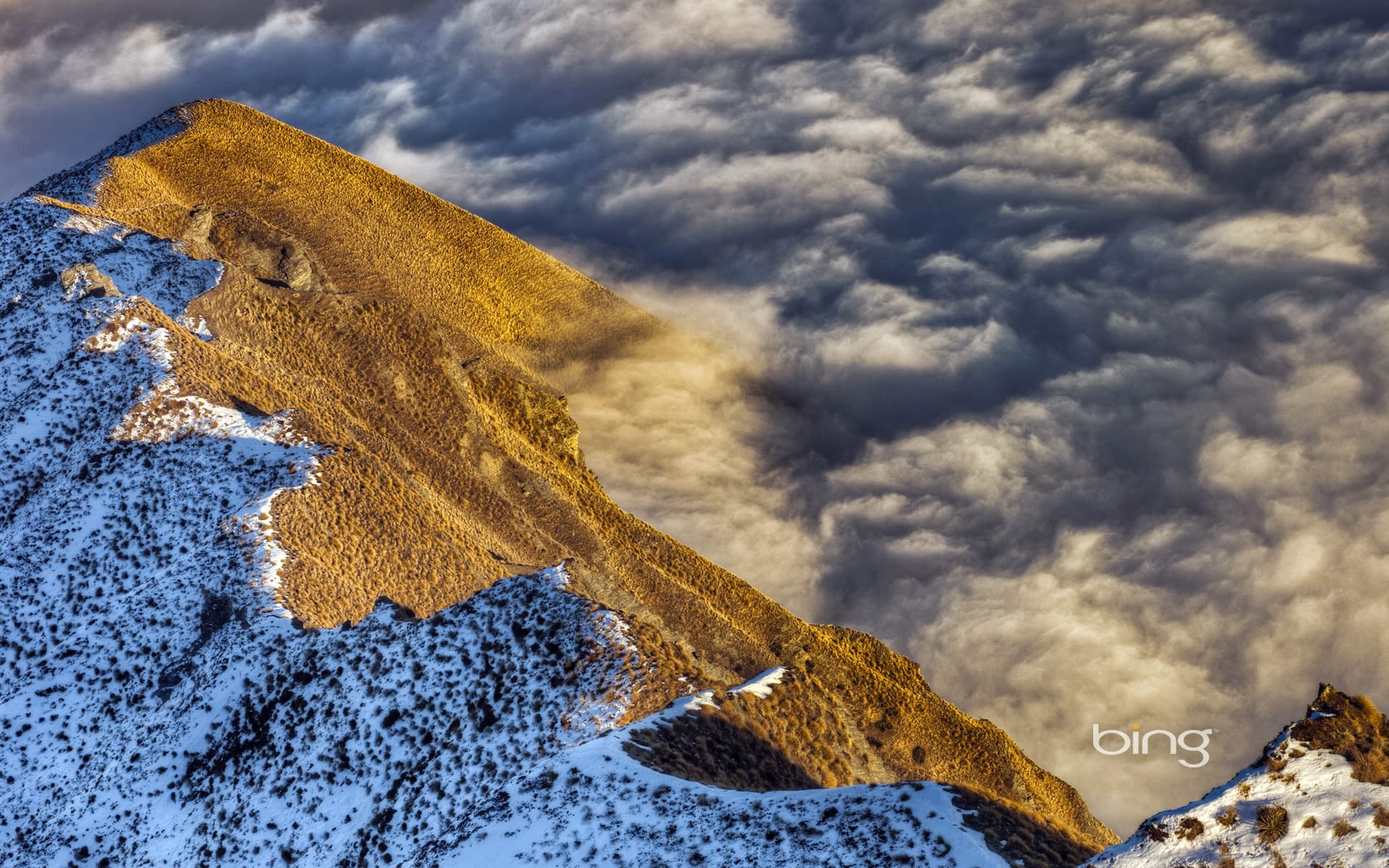 Bing Wallpaper: Sea of clouds over Lake Wanaka in Central Otago, Southern Alps, New Zealand