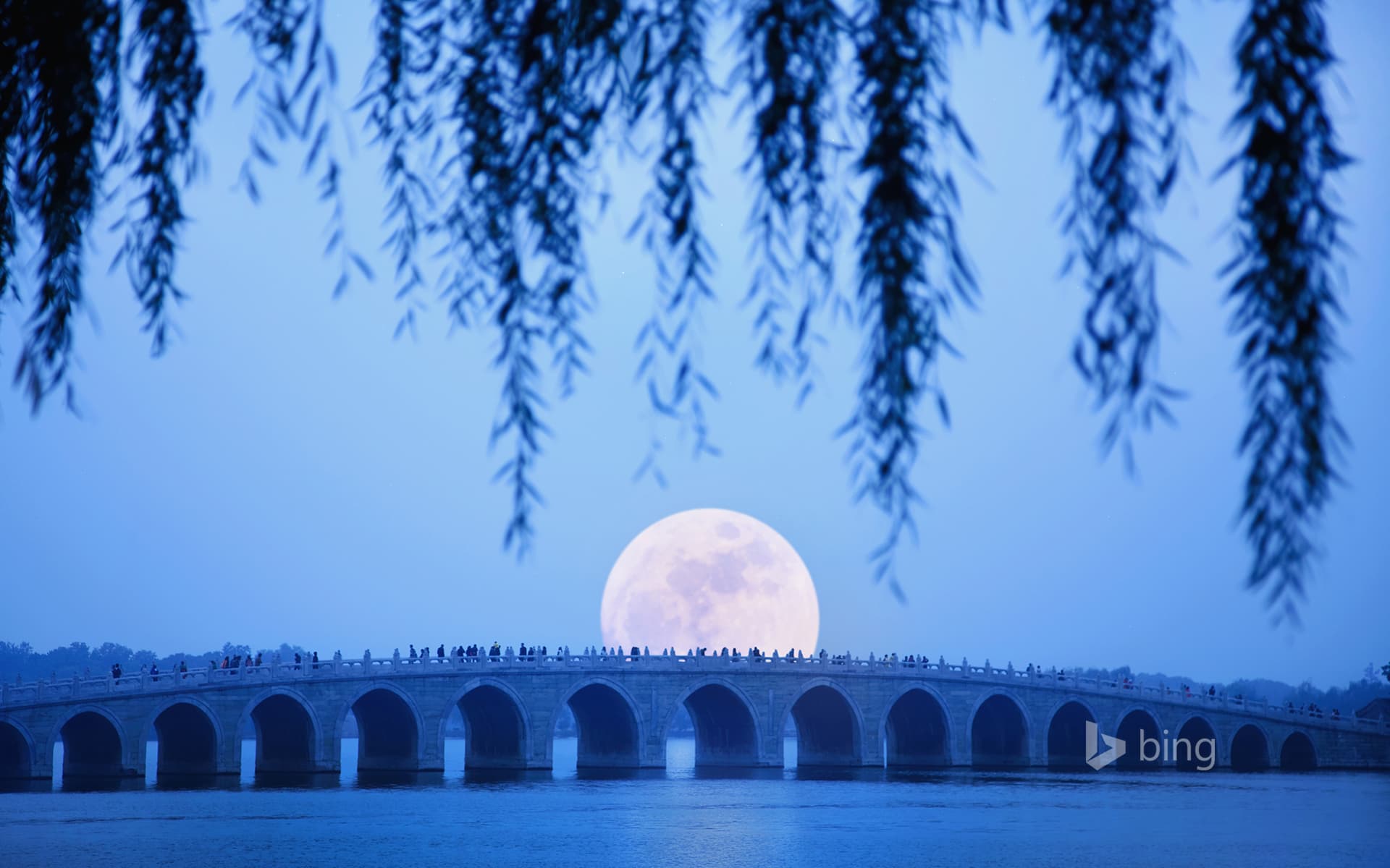 Bing Wallpaper: Moonrise over Seventeen Arch Bridge on Kunming Lake at the Summer Palace in Beijing, China