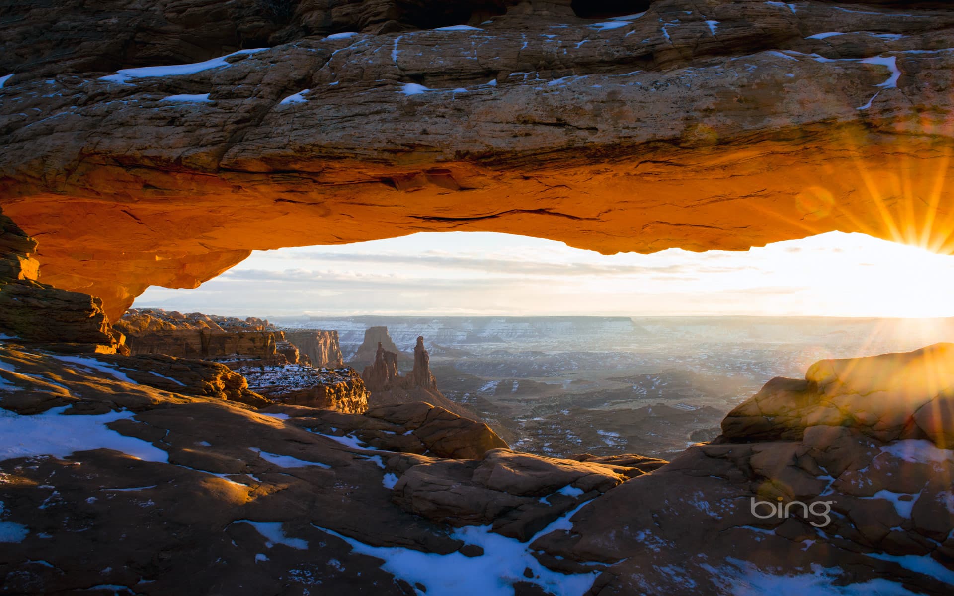 Bing Wallpaper: The sun peeks through Mesa Arch in Canyonlands National Park, Utah
