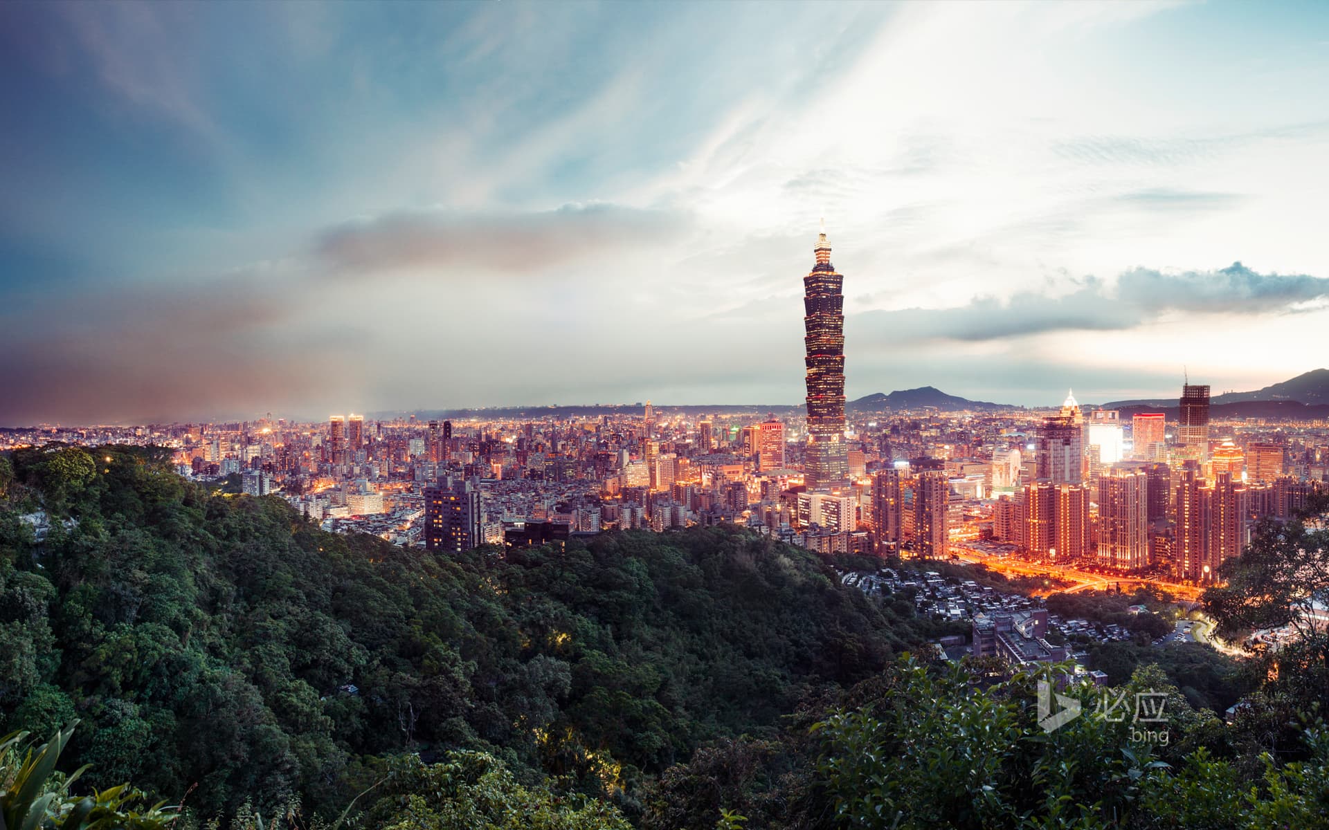 Bing Wallpaper: Taipei, Taiwan, watching Taipei sunset on Xiangshan