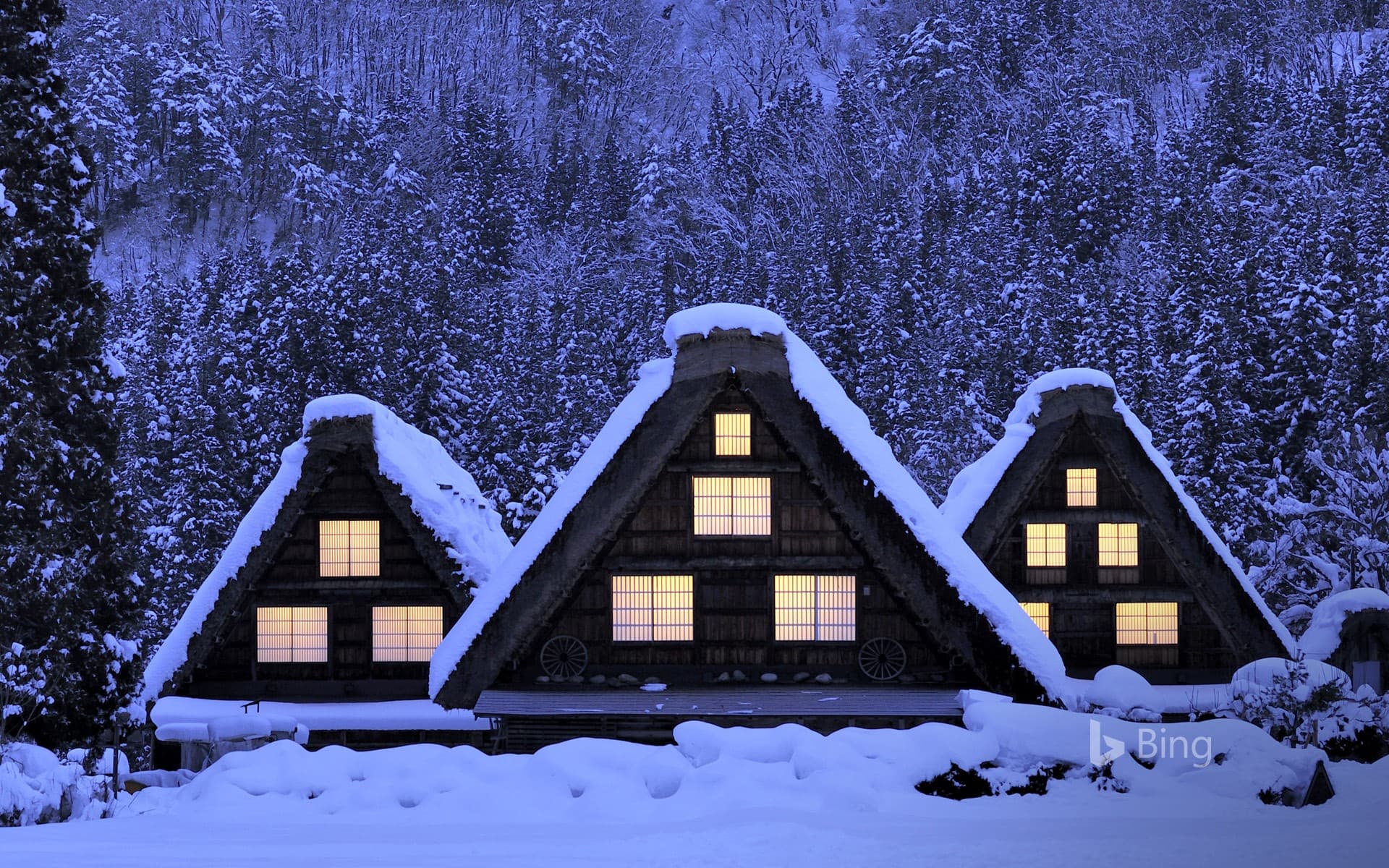 Bing Wallpaper: Snow-covered Gassho-style houses in Ogimachi Village in Shirakawa-gō, Japan