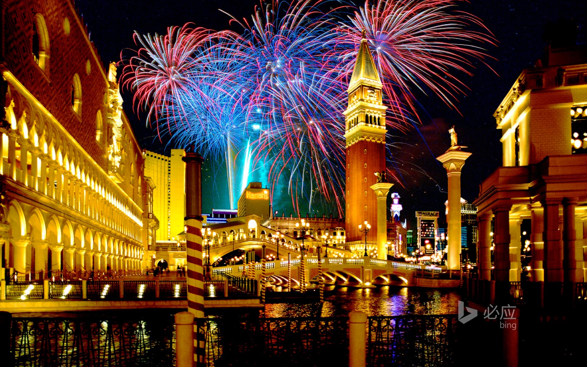 Bing Wallpaper: Fireworks over the Venetian Hotel in Las Vegas, USA