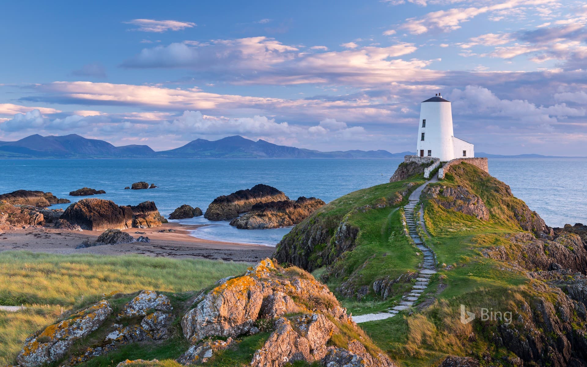 Bing Wallpaper: Tŵr Mawr Lighthouse on Llanddwyn Island in Anglesey, North Wales