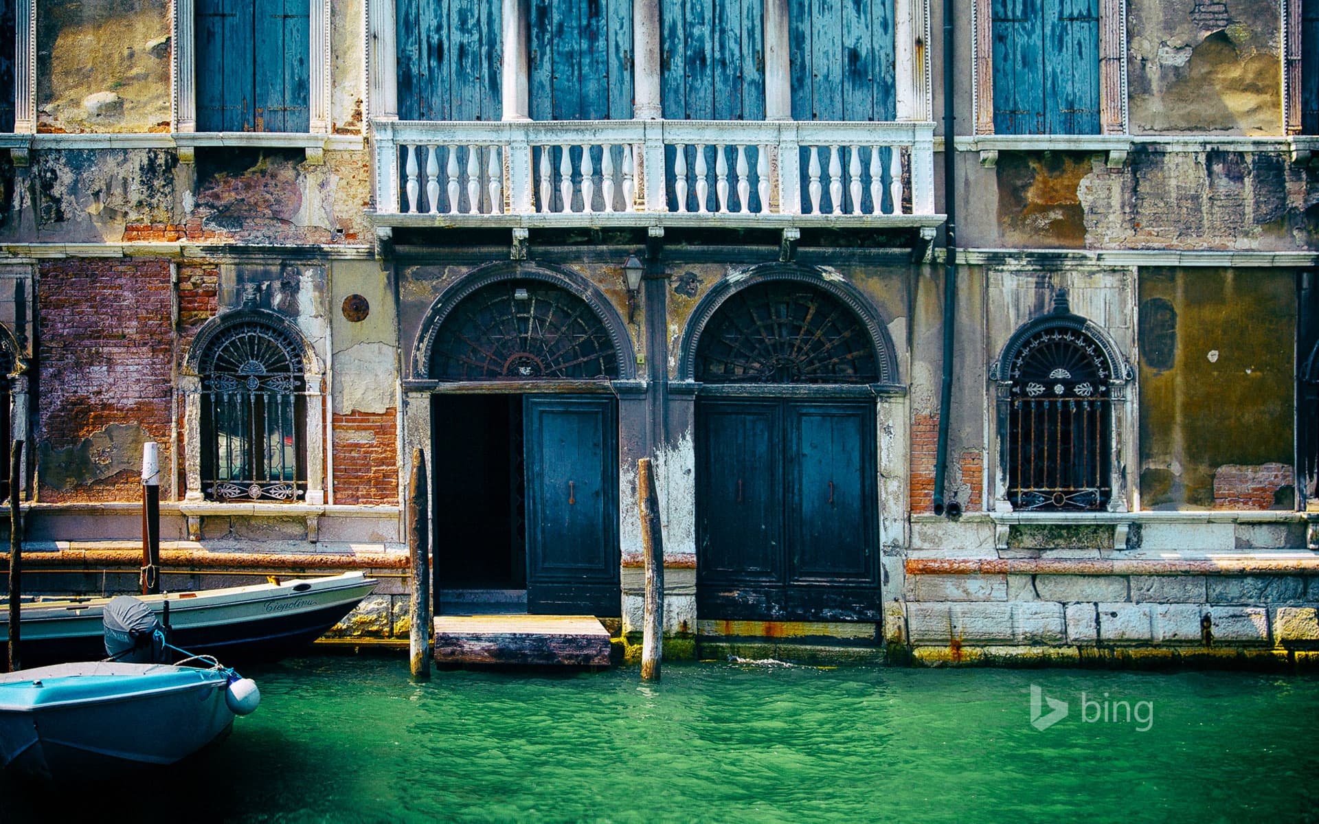 Bing Wallpaper: Building façade and canal in Venice, Italy
