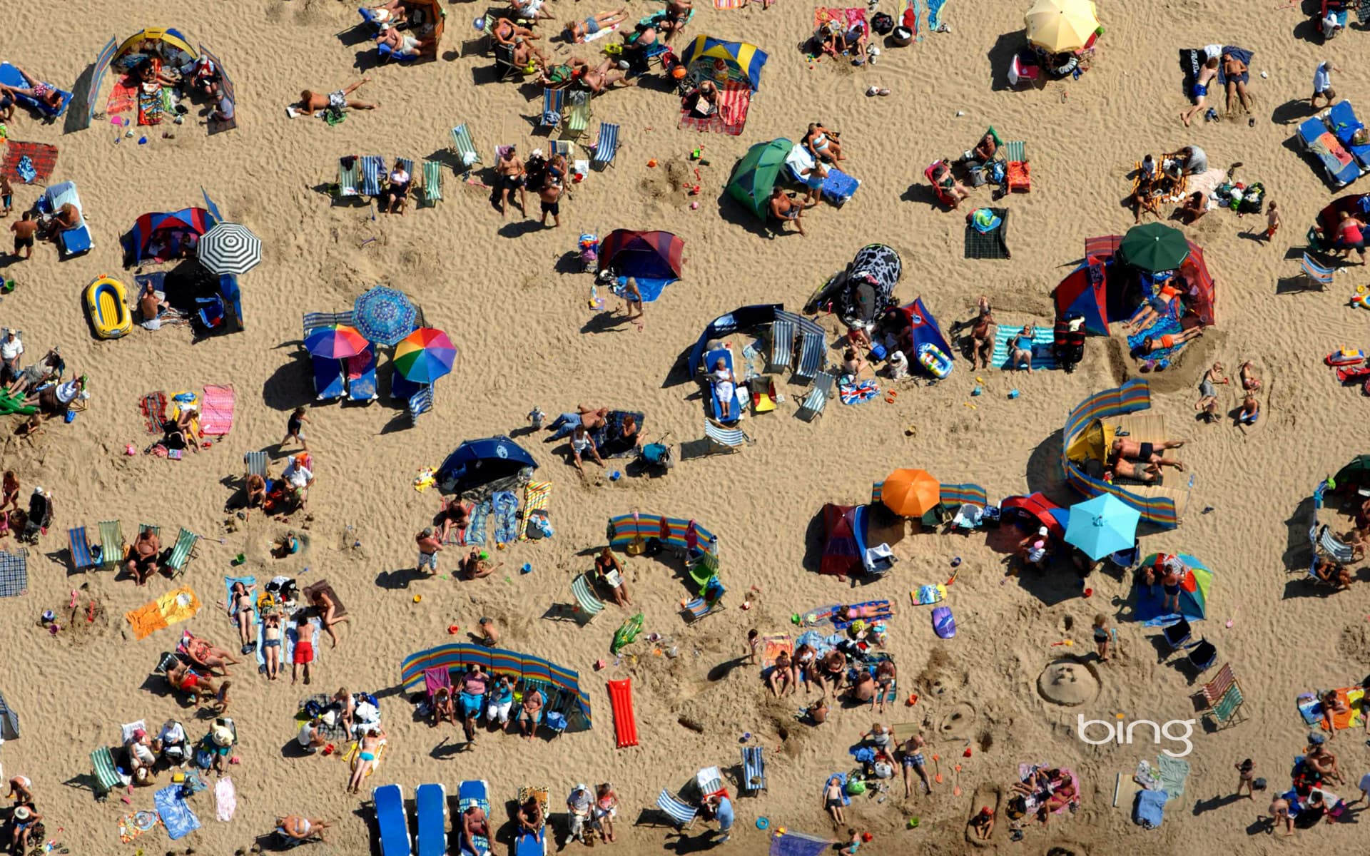 Bing Wallpaper: Crowds at Weymouth Beach in Dorset, England