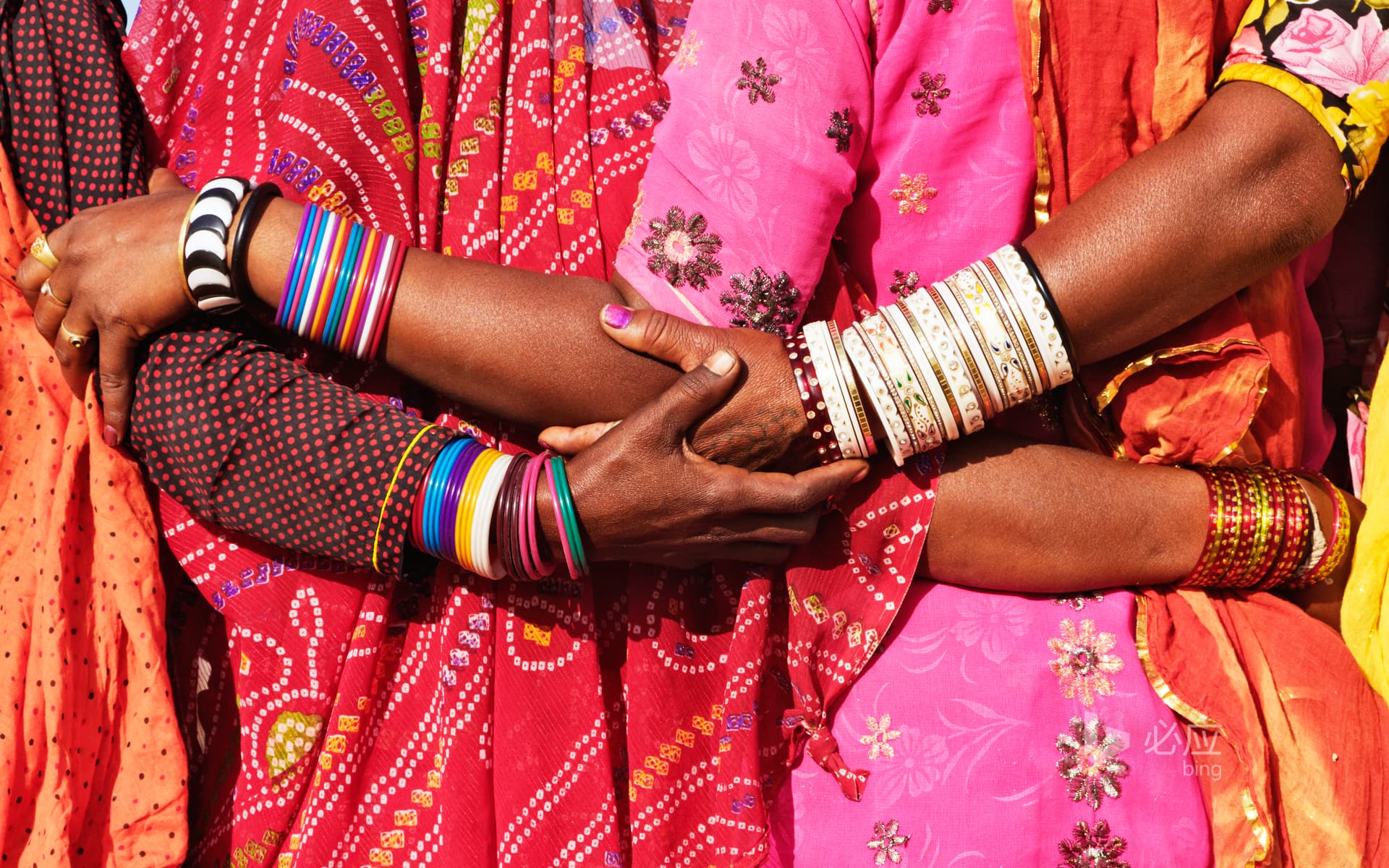 Bing Wallpaper: Women in traditional Indian costumes close together