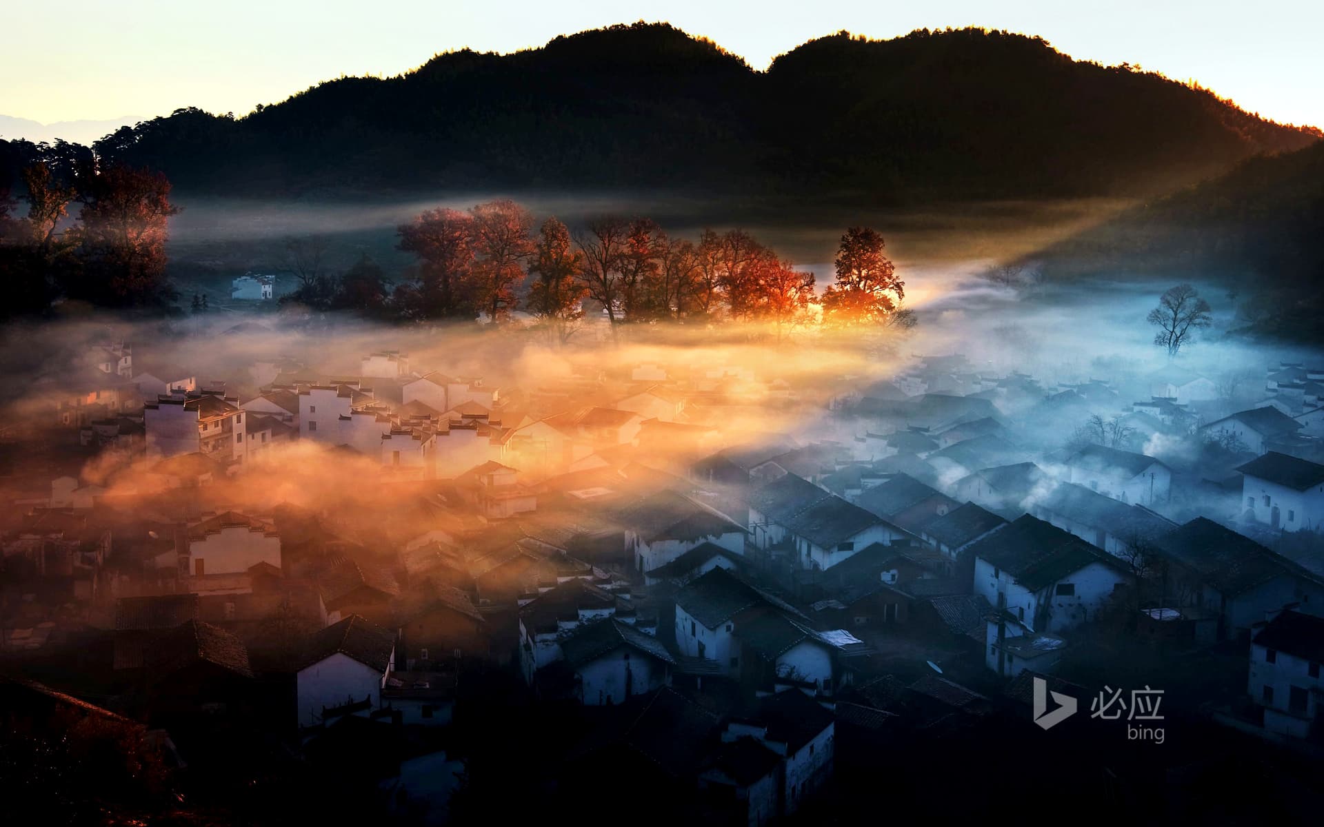 Bing Wallpaper: [今日 寒露] China, Jiangxi, Wuyuan, morning mist and sunshine