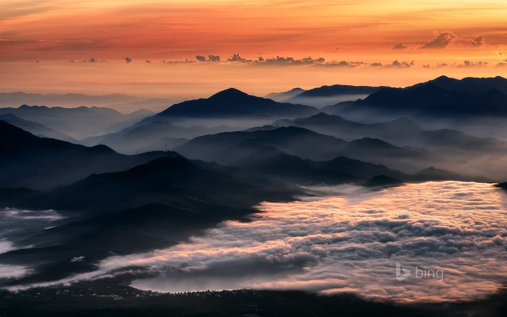 Bing Wallpaper: Dawn over Lake Yamanaka, Japan