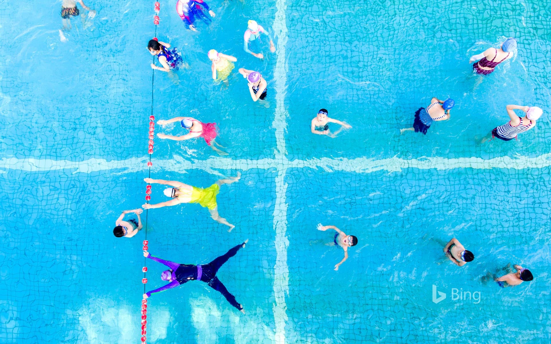 Bing Wallpaper: [Six Children's Day] Children playing in the pool, Jiujiang, China